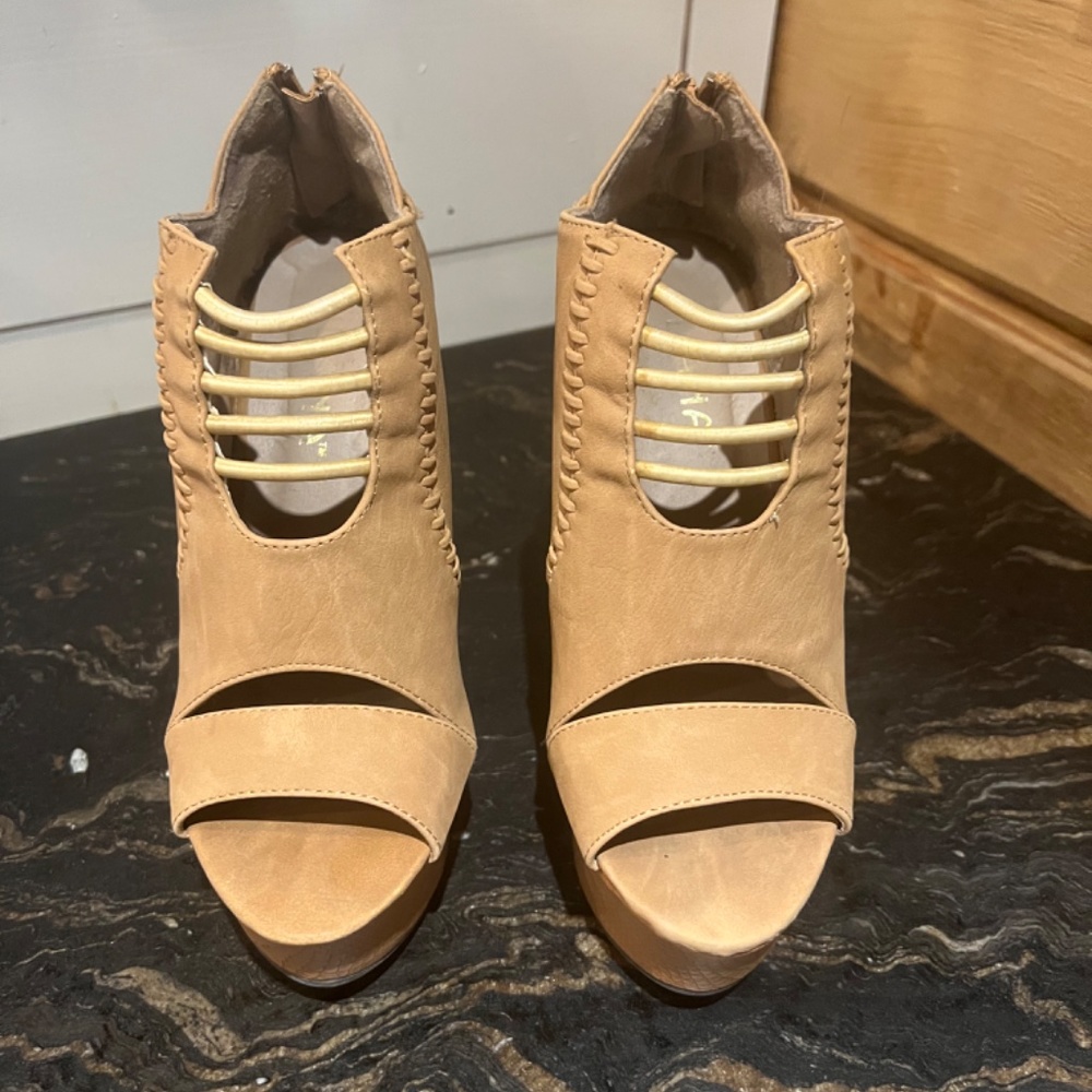 Unique wedge heels - Picture 2 of 5